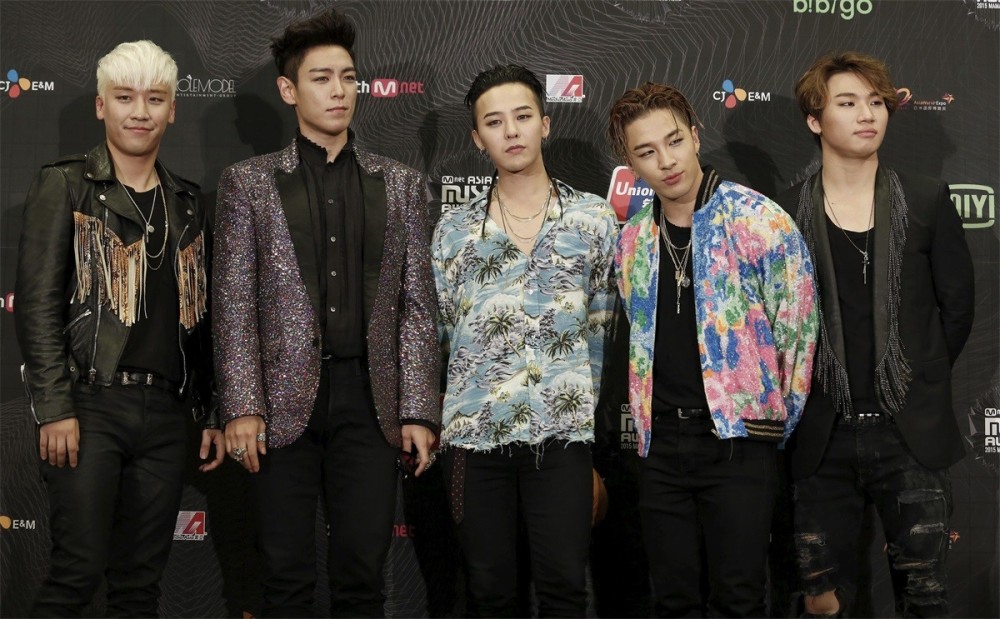 BIGBANG粉丝憋不住了，派出卡车到YG娱乐前抗议，要求组合回归