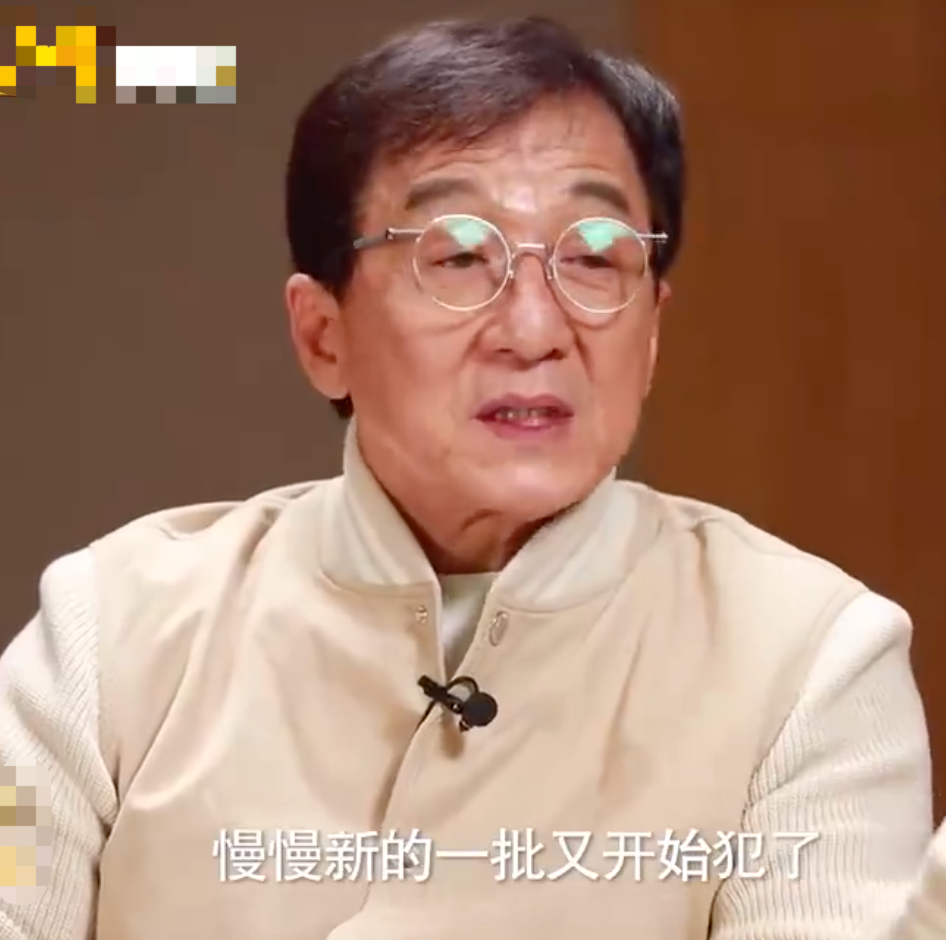 67岁成龙采访中怒斥青年演员！眉头紧蹙表情严肃，直言自己太生气