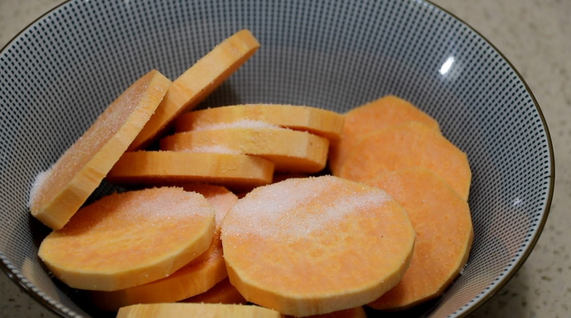 天气寒冷，碰到这红薯饼，我绝不手软，不用和面，饱腹感强