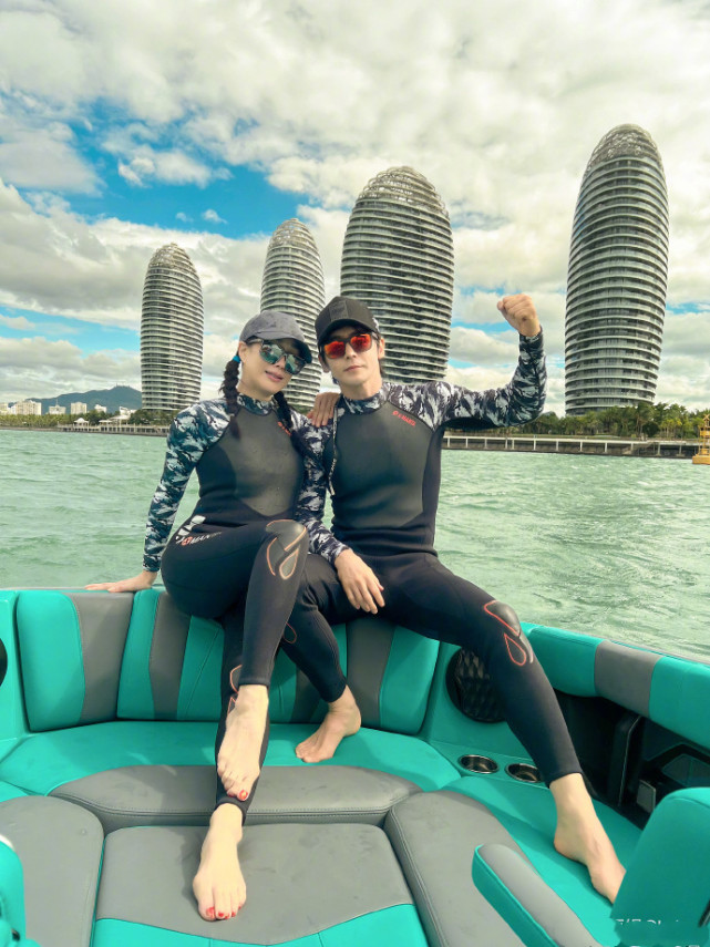 钟丽缇张伦硕带俩女儿冲浪，一家四口久违同框，全是高颜值大长腿