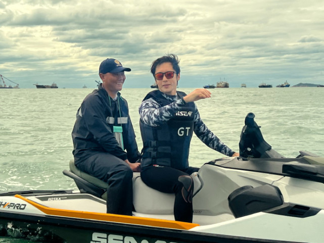 钟丽缇张伦硕带俩女儿冲浪，一家四口久违同框，全是高颜值大长腿