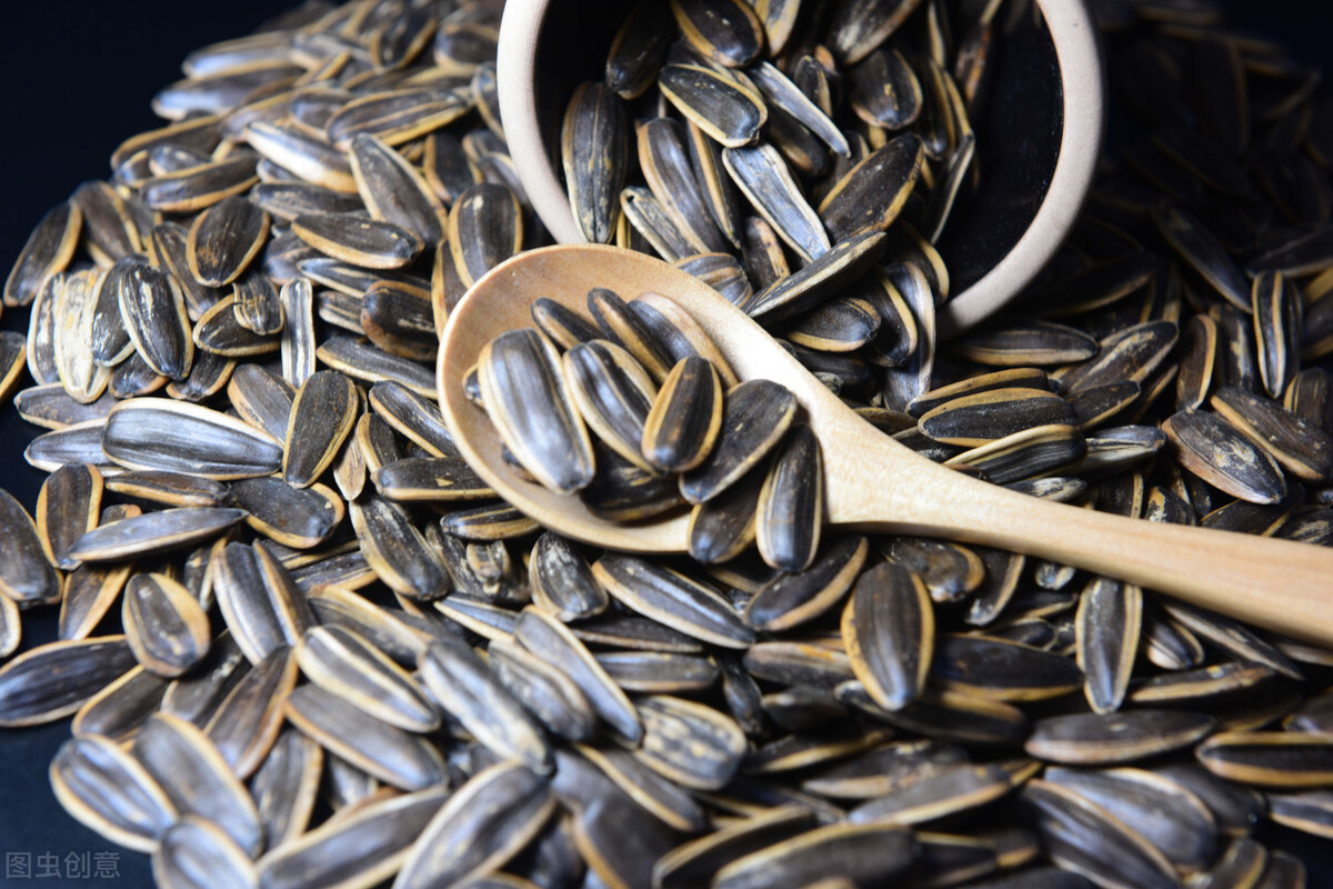 吃一把瓜子等于喝一勺油？教你正确吃瓜子的方法，吃出营养和健康