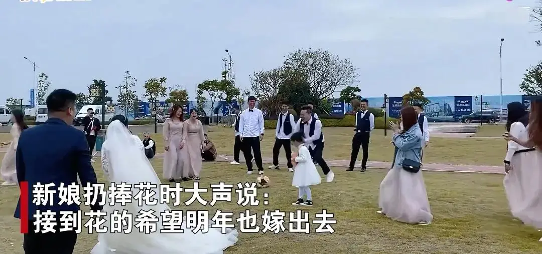 新娘扔捧花瞬间，6位伴娘都避开，小伙想接没接到