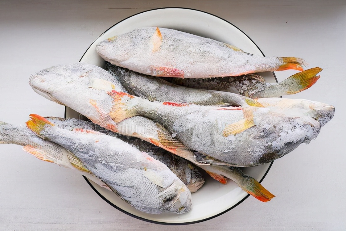 解冻鱼不要直接用水泡，饭店大厨教我3招，解冻后跟活鱼一样新鲜