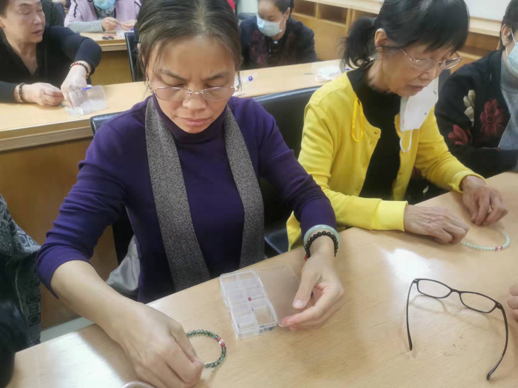 平湖社区：巧手传艺之手工串珠手链活动