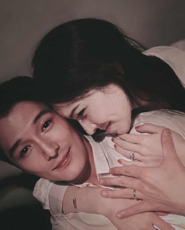 许玮甯晒恩爱合照官宣与邱泽结婚，紧搂老公秀超大婚戒超甜蜜