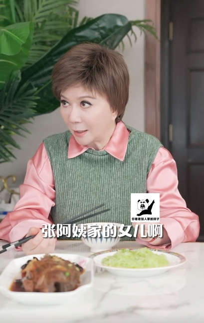 但依旧难掩自己的老态,当初舞台上令人惊艳的演员,如今变成了小老太太