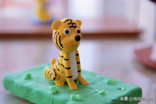 甘肃平凉：民间艺人制作“面塑老虎”迎新年 惟妙惟肖惹人爱