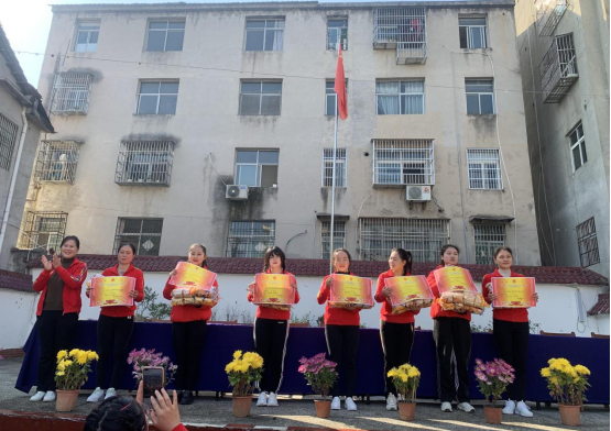 湖北武穴梅川镇中心幼儿园：多彩器械 运动无限