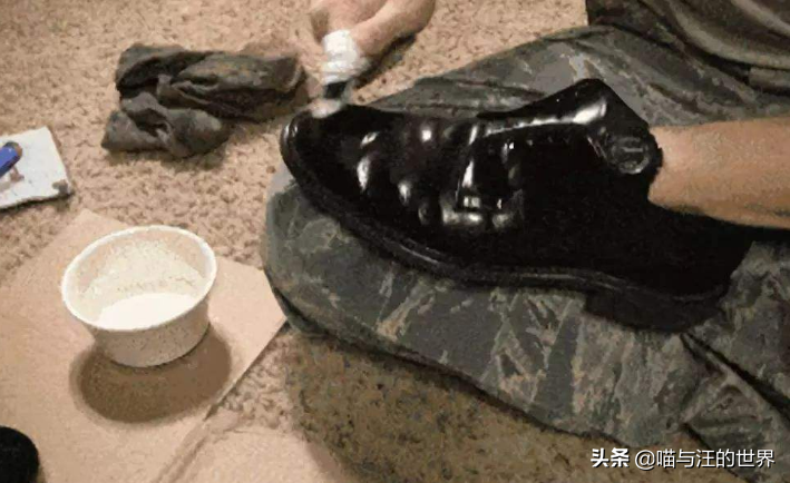 都是叠被子，中国军人叠成豆腐块，美军折成45度角，印度军人呢？