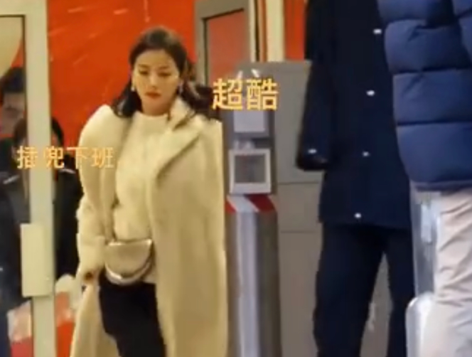 刘涛亲自接女儿放学，13岁身高直逼妈妈，两人在寒风中一路小跑