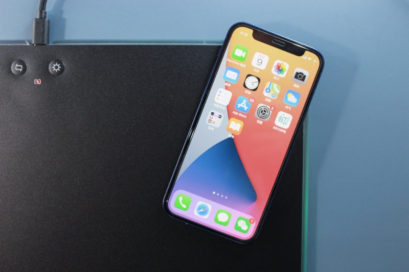 酷炫外设新选择—雷柏V10RGB幻彩背光无线充电游戏鼠标套装