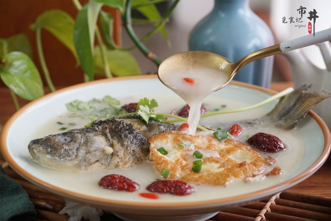 冬天煮鲫鱼汤时，记得多加3样食材，驱寒又营养，味道也更鲜了