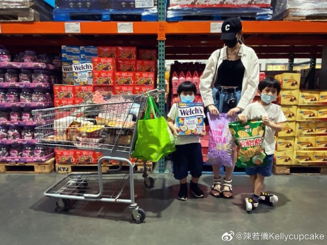 林志颖晒全家福为妻子庆生，还亲自驾豪车带陈若仪兜风，超宠溺