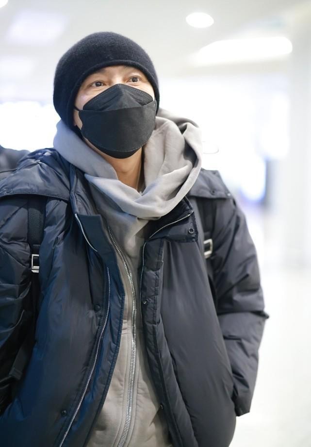 张卫健穿面包服似“小巨人”，夹克里面套件卫衣，这是有多怕冷