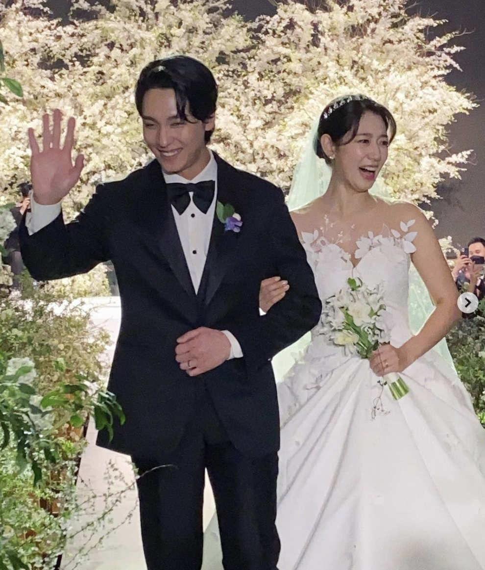 朴信惠崔泰俊说誓词哽咽，忘情接吻超浪漫，新娘孕期过半脸颊圆润