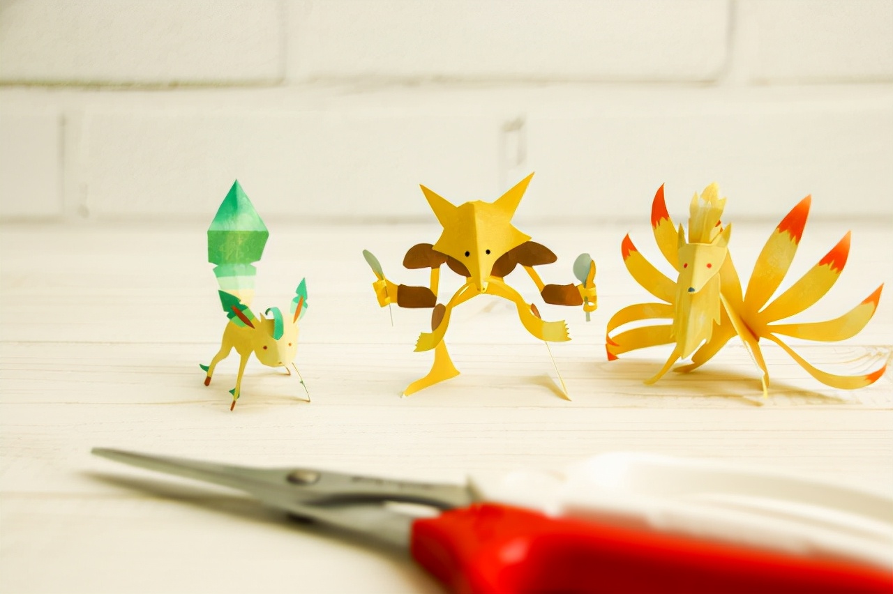 推主以剪纸艺术制作《精灵宝可梦》昆虫标本趣味创作