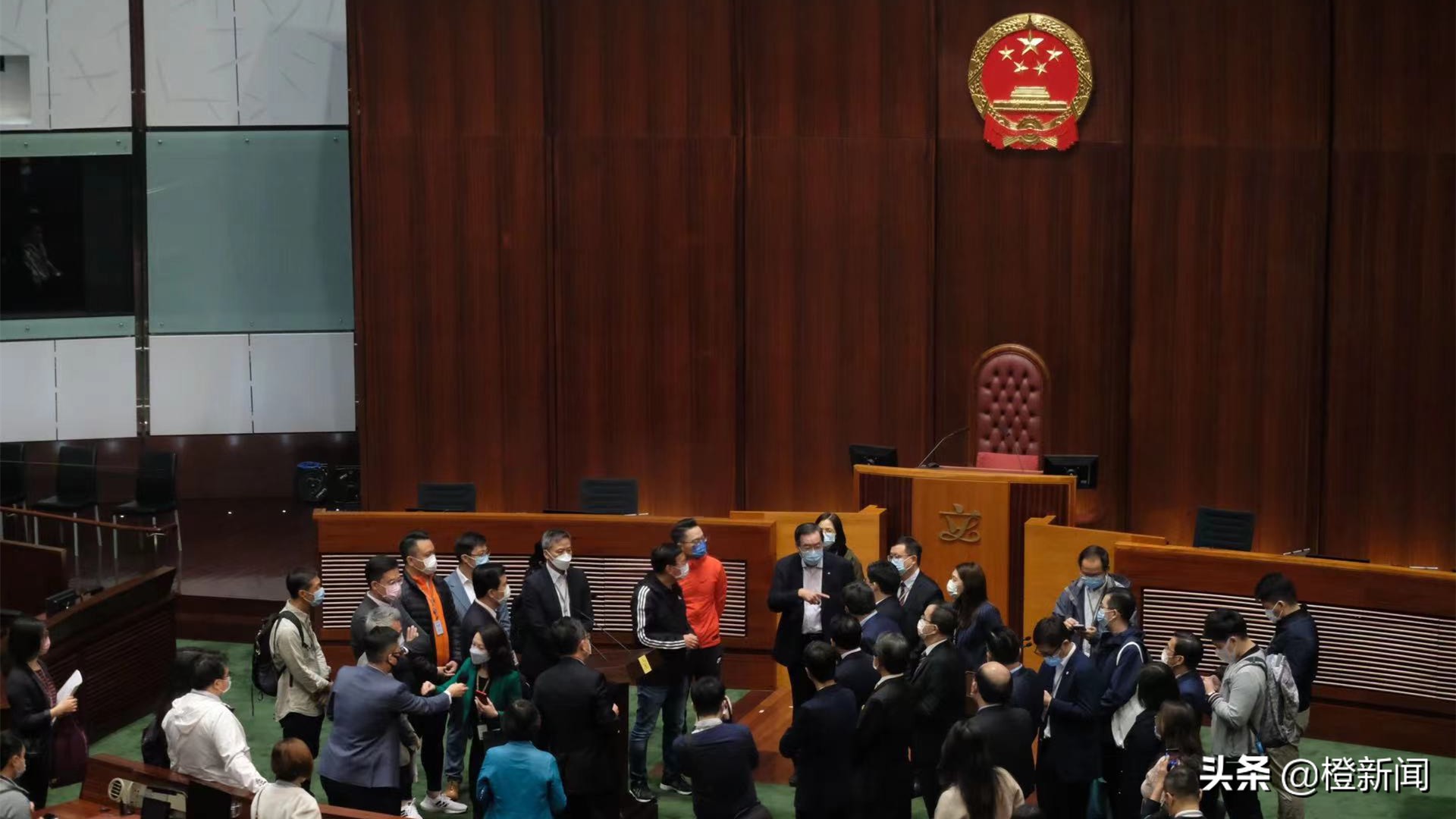 多名候任议员参观香港立法会大楼，听取陈维安介绍议会运作