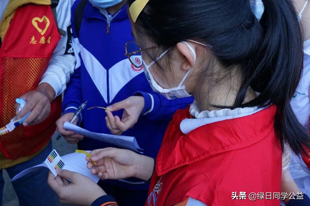 志愿者日——红色文化小天使开展环保宣传公益活动，为低碳减排贡献力量