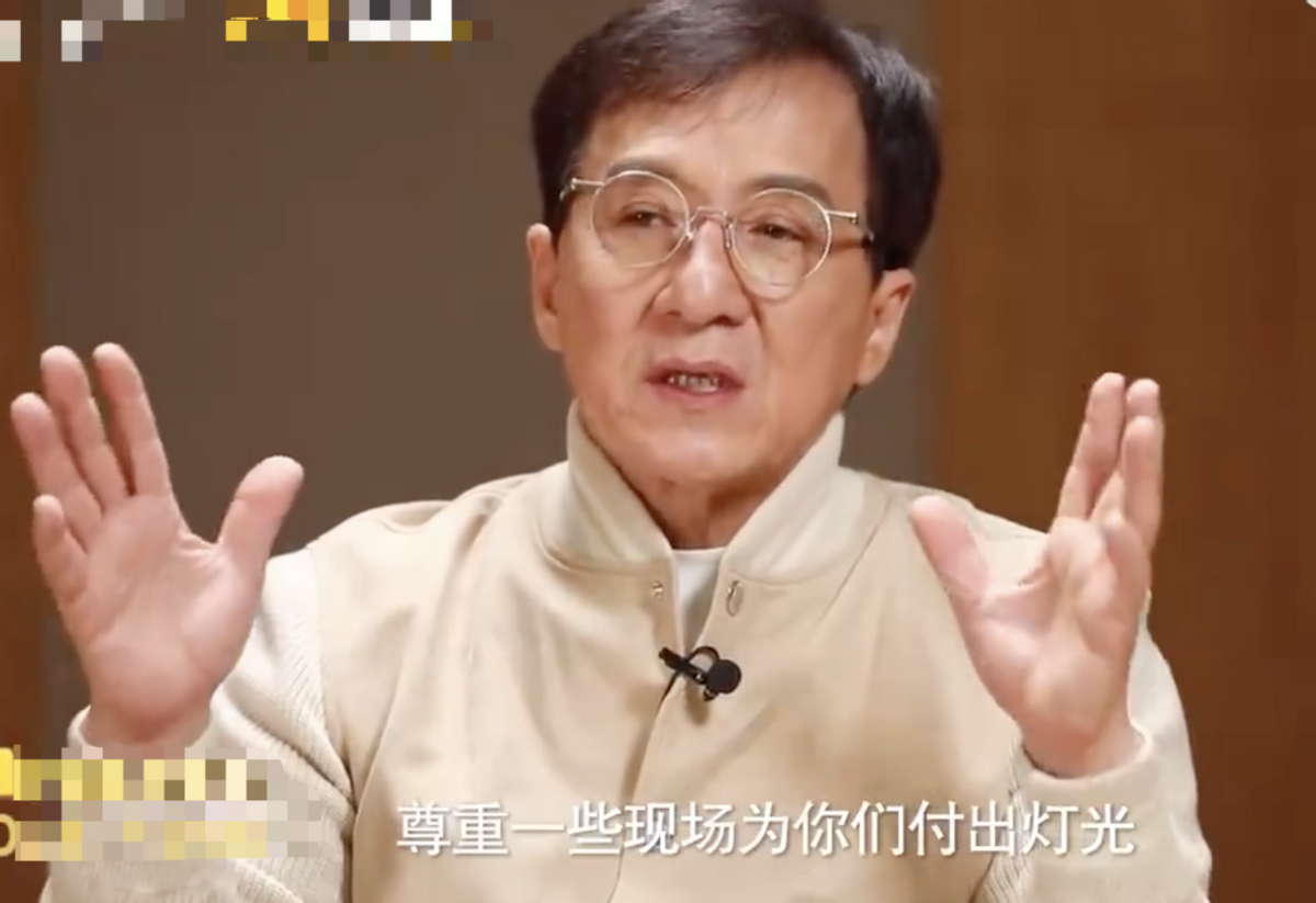 67岁成龙采访中怒斥青年演员！眉头紧蹙表情严肃，直言自己太生气