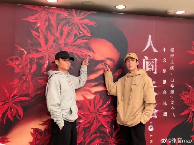 张晋蔡少芬高瀚宇去看白举纲音乐剧，一家四口搞怪拍照，感情超好