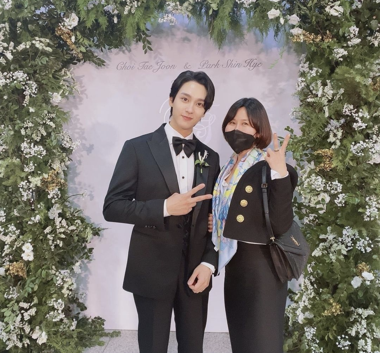 朴信惠崔泰俊说誓词哽咽，忘情接吻超浪漫，新娘孕期过半脸颊圆润