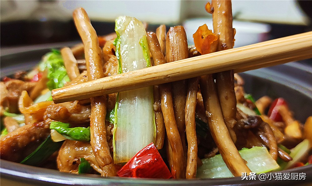 图片[3]-【干锅茶树菇】做法步骤图 简单好吃又下饭 味道一点不比饭店-起舞食谱网