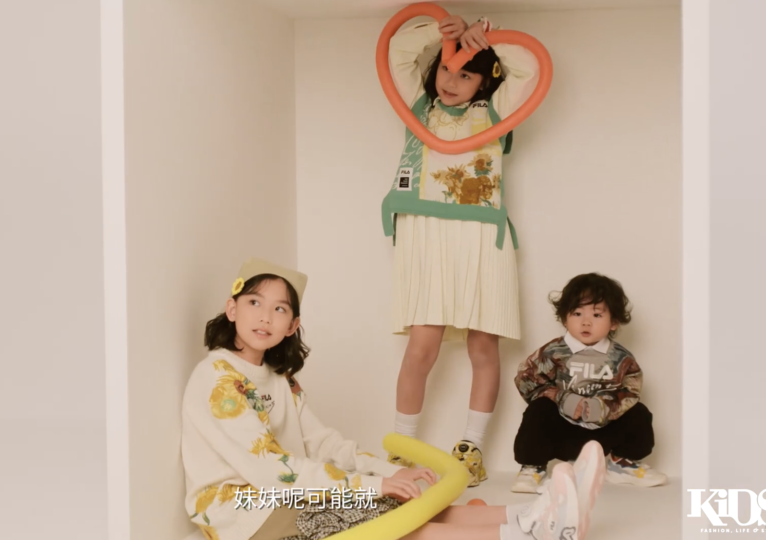 张晋蔡少芬全家拍封面大片，姐弟三人性格迥异，鱼蛋烫卷发超时髦