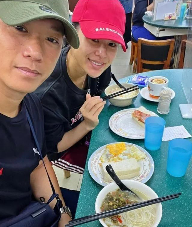 胡杏儿老公带儿子去玩，抱俩娃大展爸爸力，为儿子认识新朋友高兴