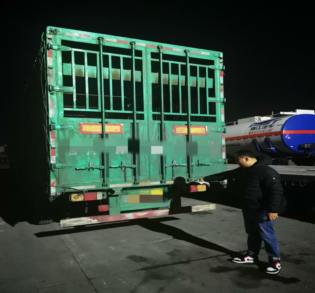 连夜千里扣押挂车 维护群众合法权益
