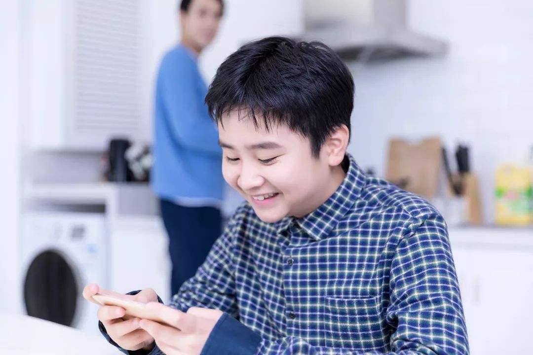 “妈妈，为什么我不能玩手机？”这位母亲的回答堪称人生教科书