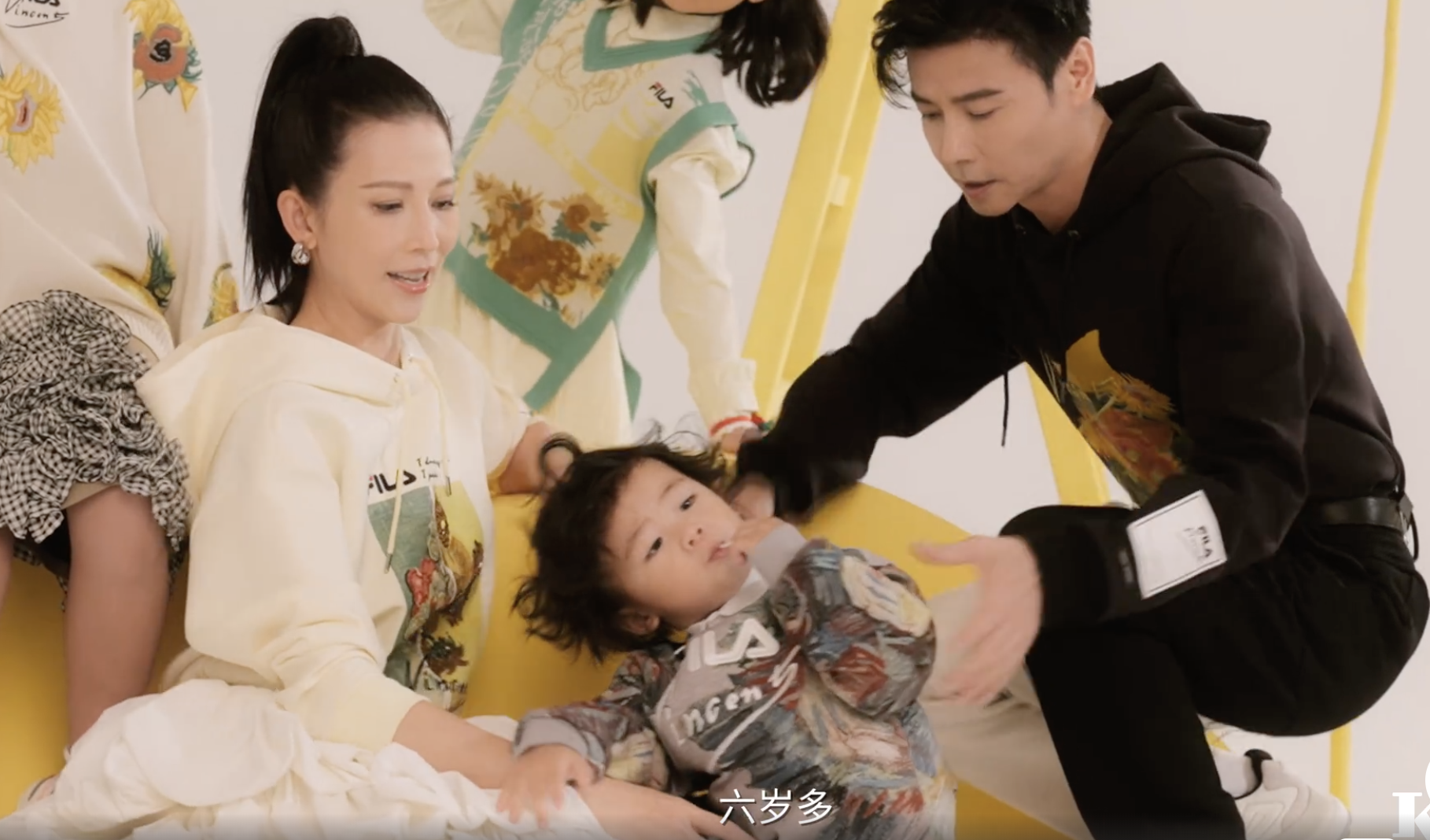 张晋蔡少芬全家拍封面大片，姐弟三人性格迥异，鱼蛋烫卷发超时髦