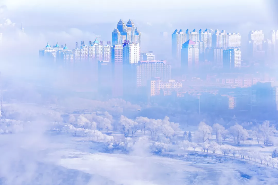 被东北藏起来的冰雪江城，雾凇美景无敌！正宗皇家火锅也发源于此