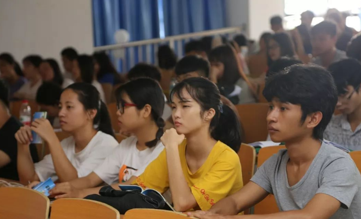 大学男生宿舍“违禁品”走红，种类很全，连“二师兄”也来凑热闹