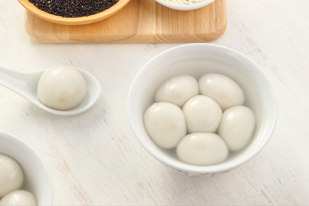 煮汤圆，别再水开就下锅了，记住2个重要步骤，完整好吃不露馅