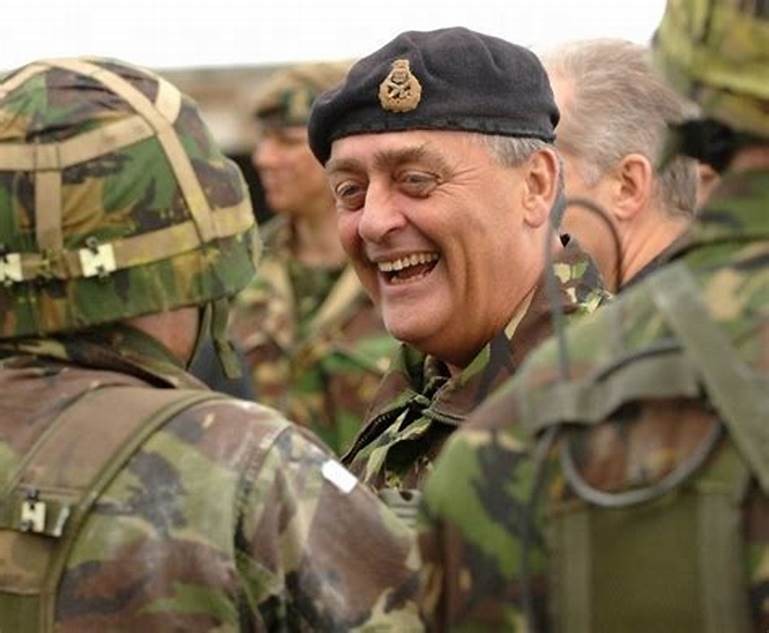 英国的西敏公爵，少将军衔，拥有12枚勋章，晚年丑闻缠身抑郁而亡