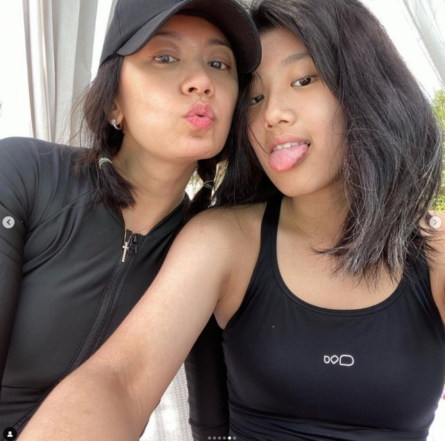 贾静雯大女儿晒全家福，咘咘波妞躺妈妈怀里卖萌，一家五口超有爱