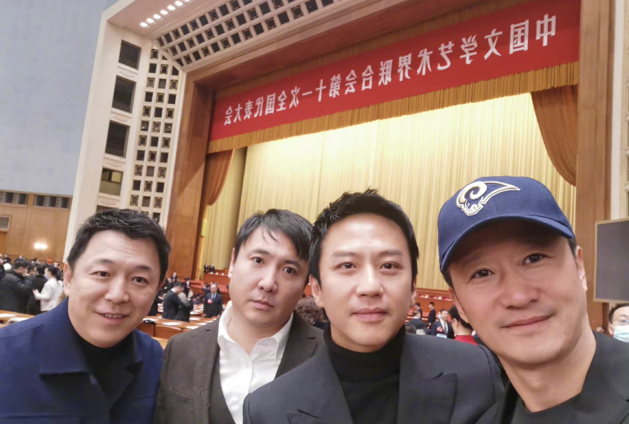 众星坐大巴车出席文代会，主任林永健发言气场强，刘涛素颜状态好