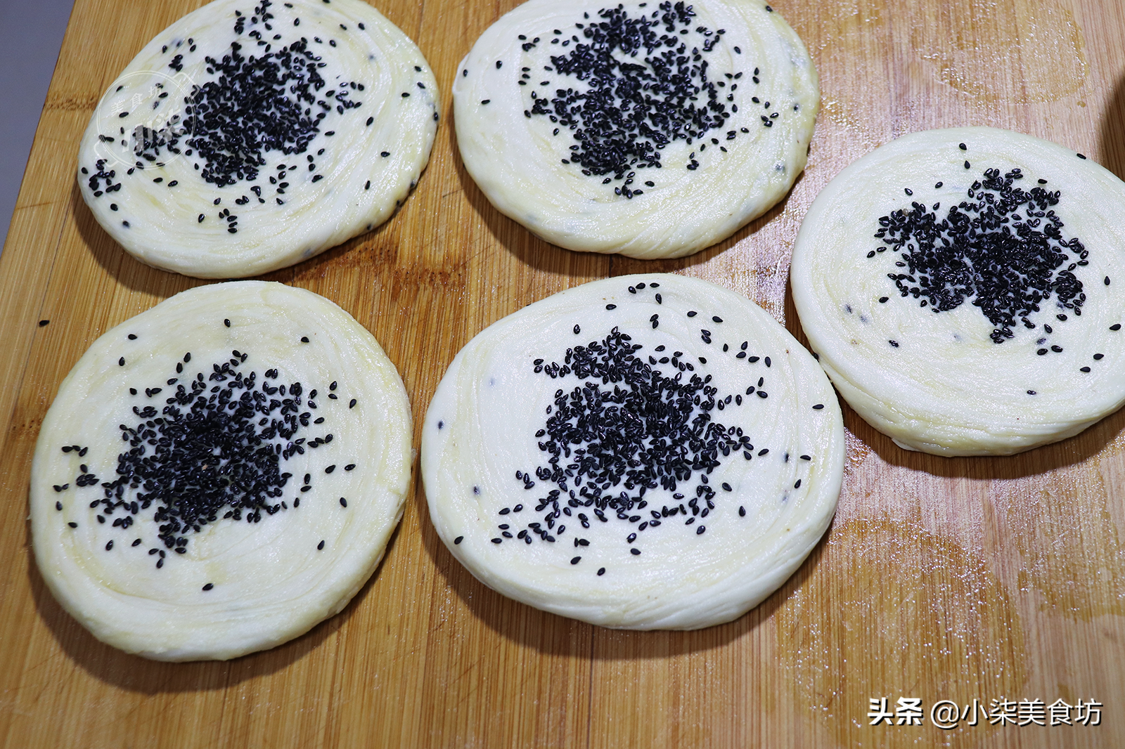 想吃酥掉渣饼，5分钟教会你，外酥里软又多层，一周吃7次都不嫌腻