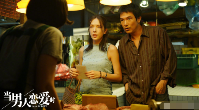 许玮甯晒恩爱合照官宣与邱泽结婚，紧搂老公秀超大婚戒超甜蜜