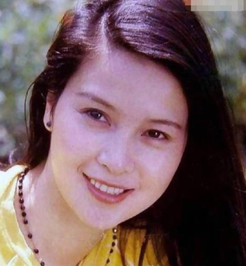 张伟欣是李小璐的母亲,年轻时候的张佳欣凭借着《飞来的仙鹤》和