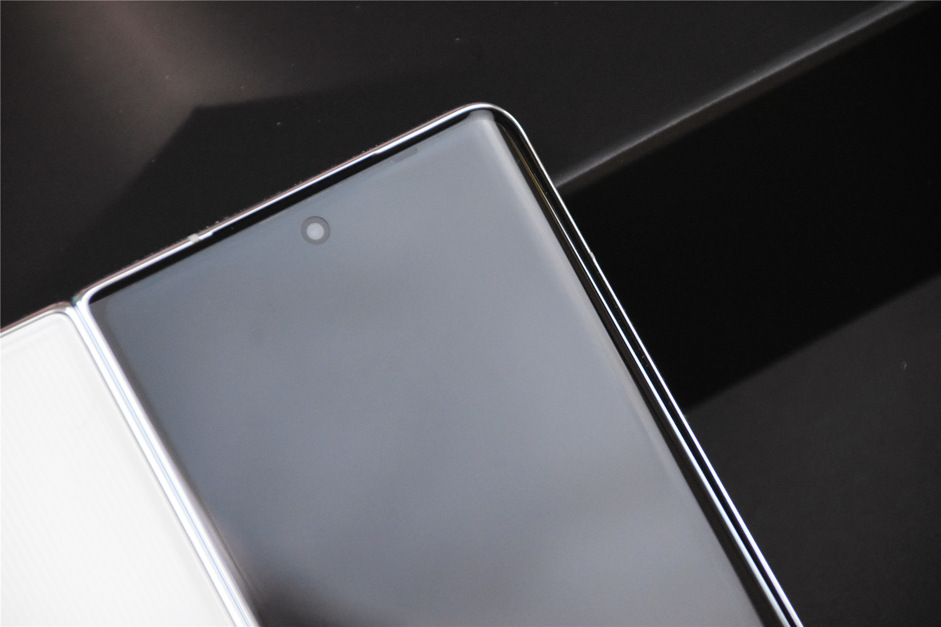 荣耀首款折叠屏Magic V评测：新骁龙8加特，三组镜头影像能力巅峰