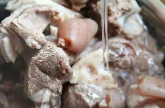 农村“冬至”要吃羊肉，炖羊肉时佐料不宜过杂，只用这3样味更鲜