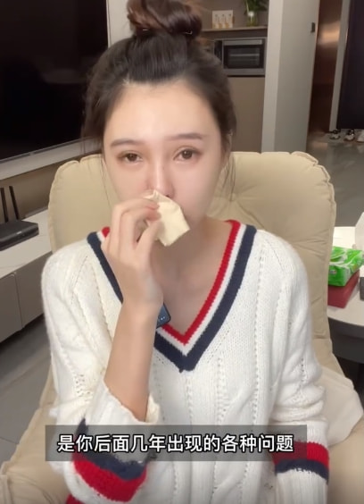 女网红晒整容前后对比照，直言整容太多脸部松弛老10岁，后悔痛哭