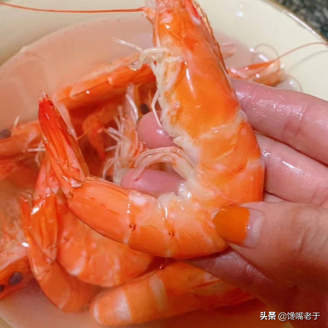 水煮大虾时：有人放姜有人放醋，大厨：全都不对，教你正确做法