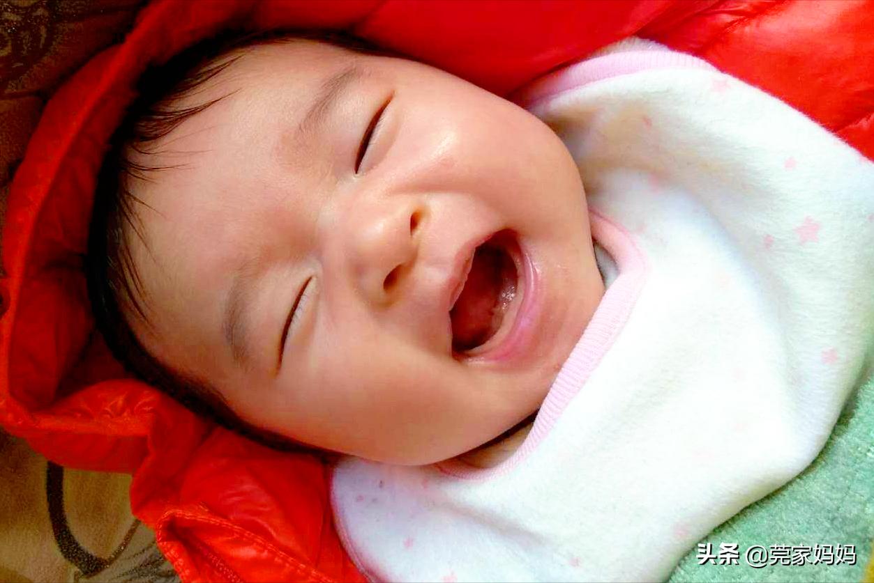 新生试管宝宝为何睡着时咧嘴笑？越早笑越聪明，8个逗笑方法现学现用
