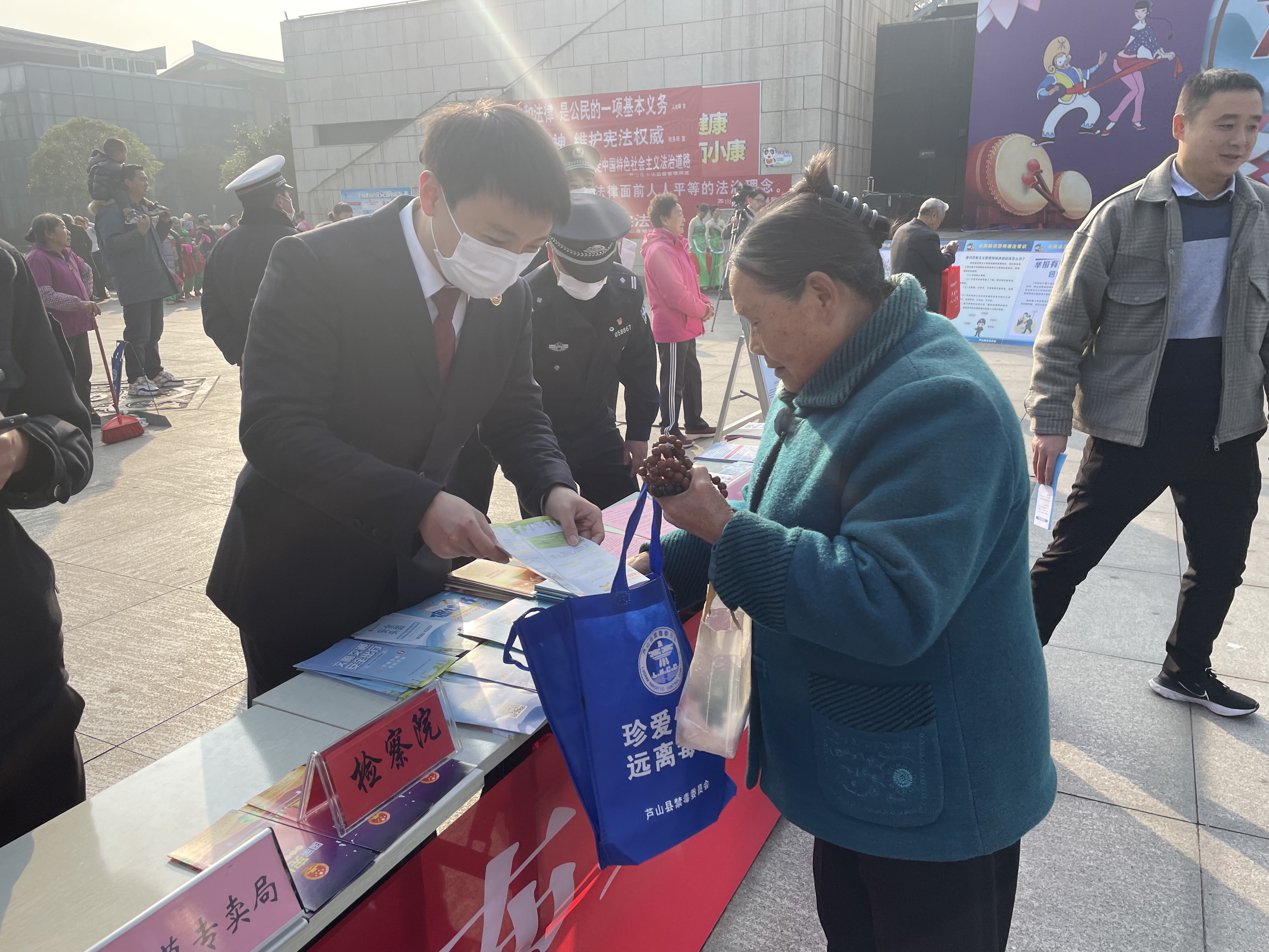 弘扬宪法精神 捍卫宪法权威