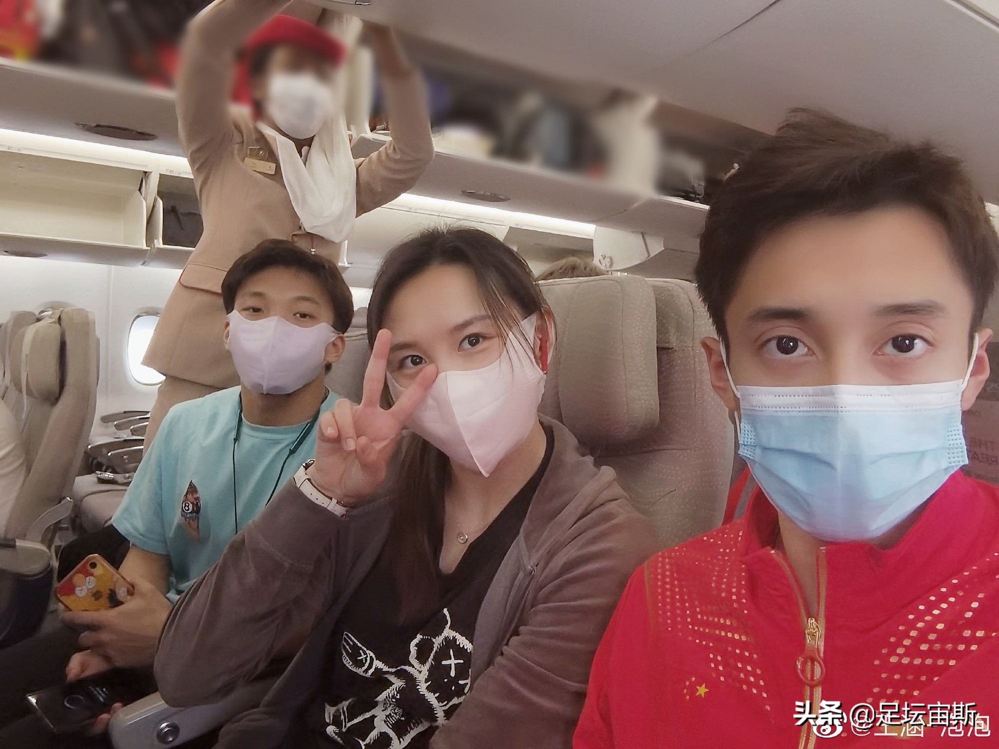 全红婵备战跳海表演，背小水壶比剪刀手，施廷懋踮脚搭肩全妹合影