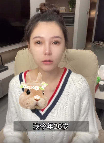 女網(wǎng)紅曬整容前后對比照，直言整容太多臉部松弛老10歲，后悔痛哭