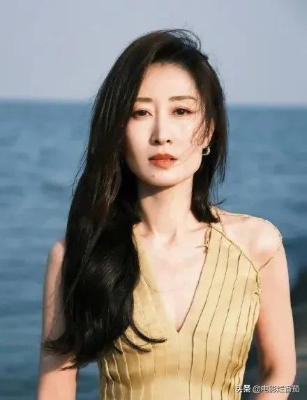 金鸡红毯：张子枫为00后站台，韩雪为80后撑场，刘敏涛为70后争光